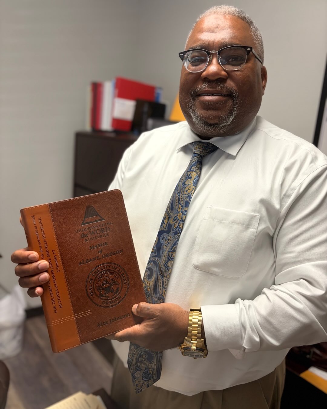 One of our favorite ways to spend an afternoon is catching up with our friend and colleague, Alex Johnson II, Mayor of Albany, Oregon.💙 He’s such an inspiration!

Shown here with a gift he received just that morning, he continues to win awards and accolades because he’s truly committed to making a positive impact and accomplishing things he set out to do in the community. ✨🌟✨

One of the things I admire the most is his dedication to our youth. He visits every school in his community each month, and I believe young people will have a greater sense of civic mindedness because of knowing their Mayor!

He makes me want to give back even more! Whom do you have in your life that makes you feel this way? 🤷‍♀️

#mentors #leadership #albanyoregon #makelifemattermore